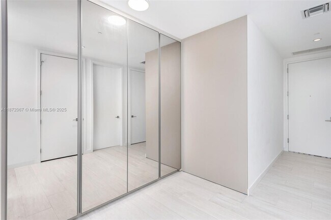 Building Photo - 2831 S Bayshore Dr