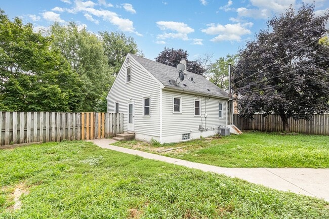 Building Photo - Beautiful 4 Bed 2 Bath Home With Fence and...