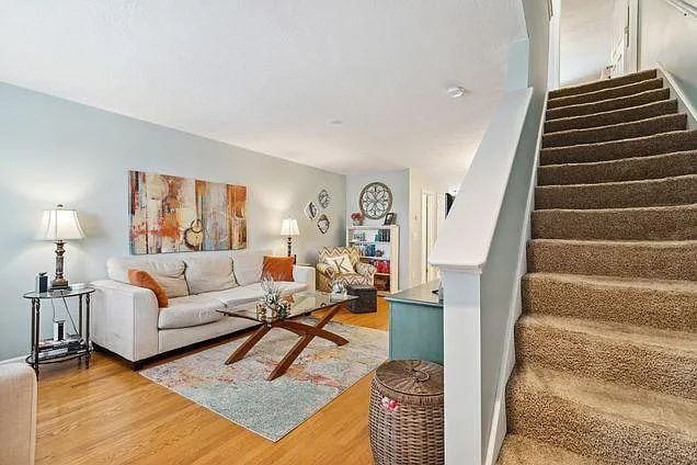 Building Photo - Move-In Ready Townhouse in Prime Location ...