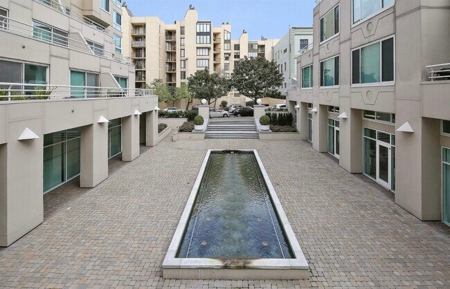 Building Photo - 240 Lombard St