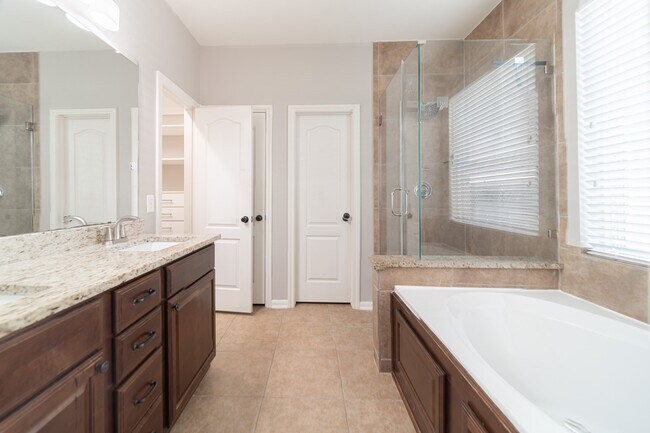 Building Photo - 13303 Davenport Hills Ln