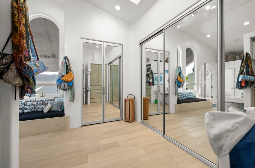 Building Photo - 120 Mast Mall