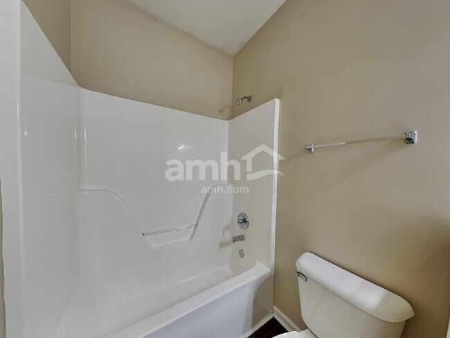 Building Photo - 4002 Greentree Ct