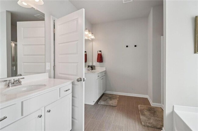 Building Photo - 3890 Clarington Dr