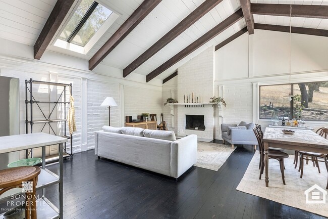 Building Photo - Wine Country Living in Spacious Glen Ellen...