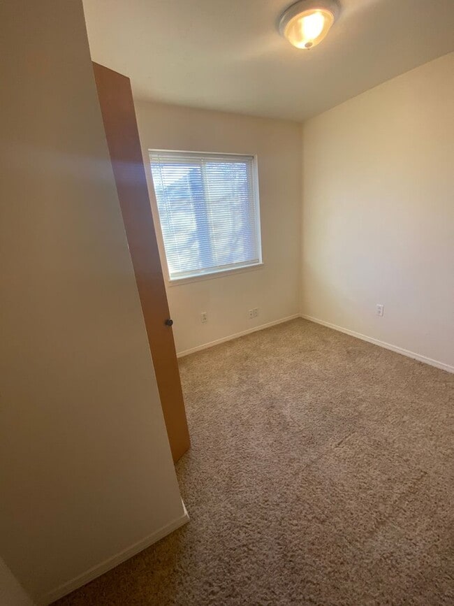 Building Photo - Don’t Miss This Spacious 4-Bedroom Northside Condo