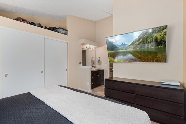 Building Photo - Charming 2BR Townhome in Denver