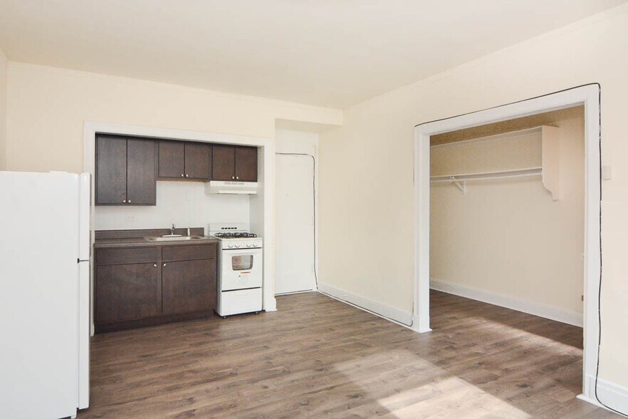 Building Photo - 3335 W Diversey Ave