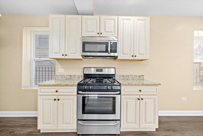 Building Photo - 552 W Cullerton St