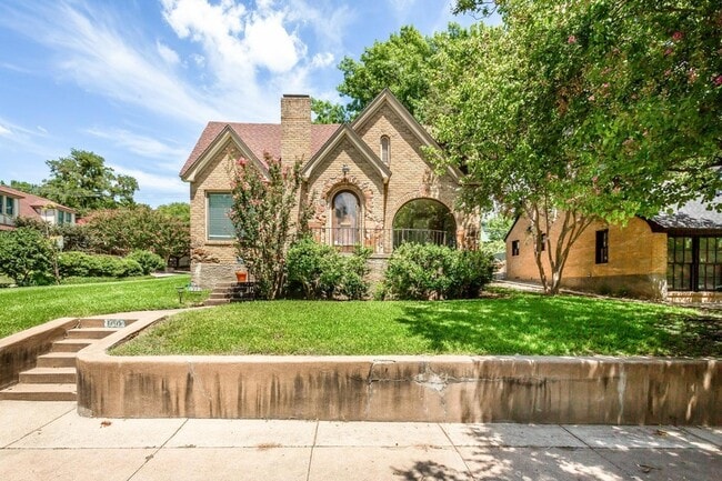 Primary Photo - 1002 Valencia St