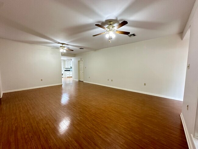 Building Photo - 521 N French Quarter Dr