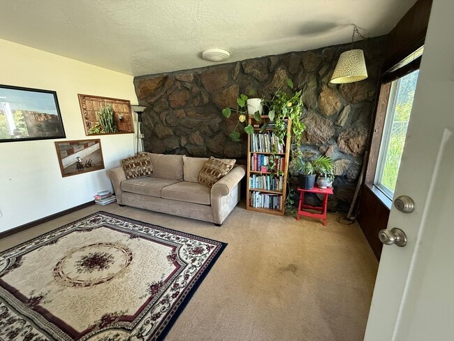 Building Photo - APPLICATION PENDING - 3 Bedroom, 1 Bath Ho...