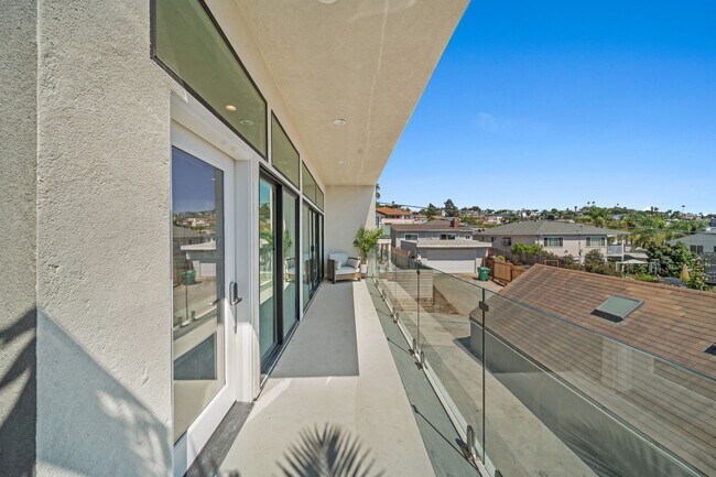 Building Photo - Stunning Fully Furnished New Build 2 Bed/2...