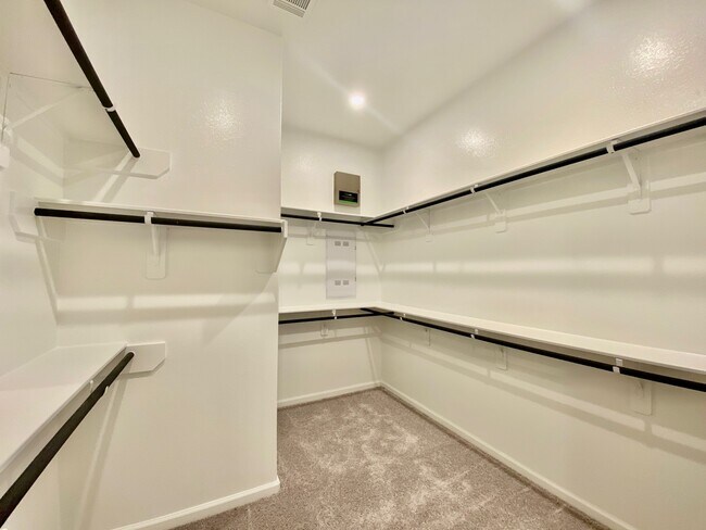 Building Photo - 9411 Trestle Creek Ct