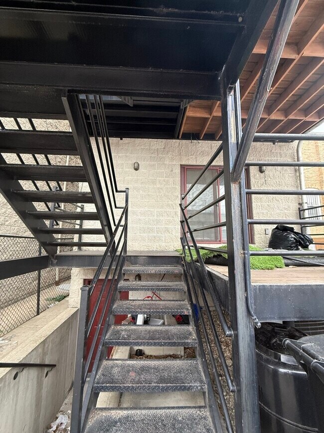 Building Photo - 2207 W Warren Blvd