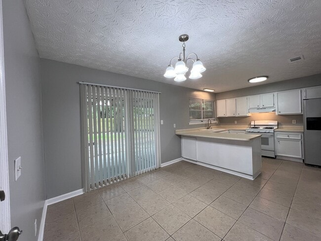 Building Photo - 3 bedroom 2 bath home in Village Green