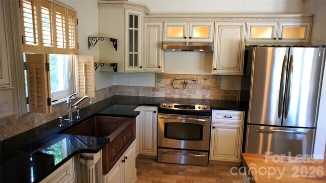 Building Photo - 4400 Woods End Ln