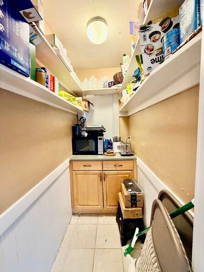 Building Photo - 37 Hilton St