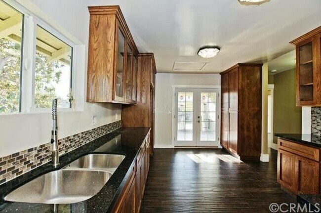 Building Photo - 124 S Ave 54