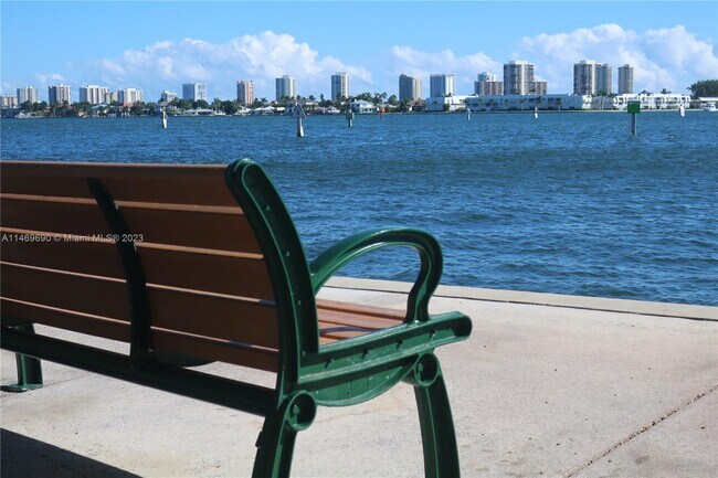 Building Photo - 2650 Lake Shore Dr