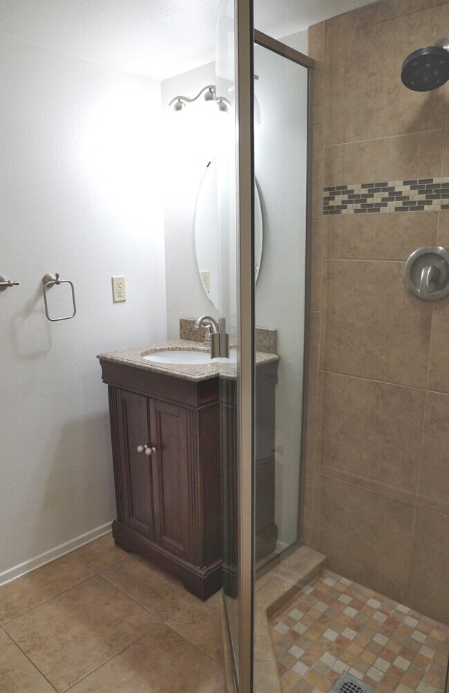 Building Photo - 6087 Montecito Cir