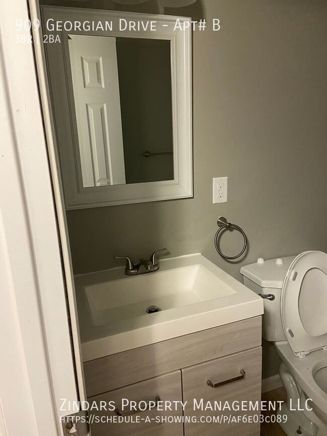 Building Photo - 909 Georgian Dr