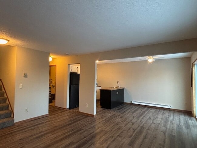 Building Photo - Awesome 2 BR/1.5 BA Townhome in St. Paul!