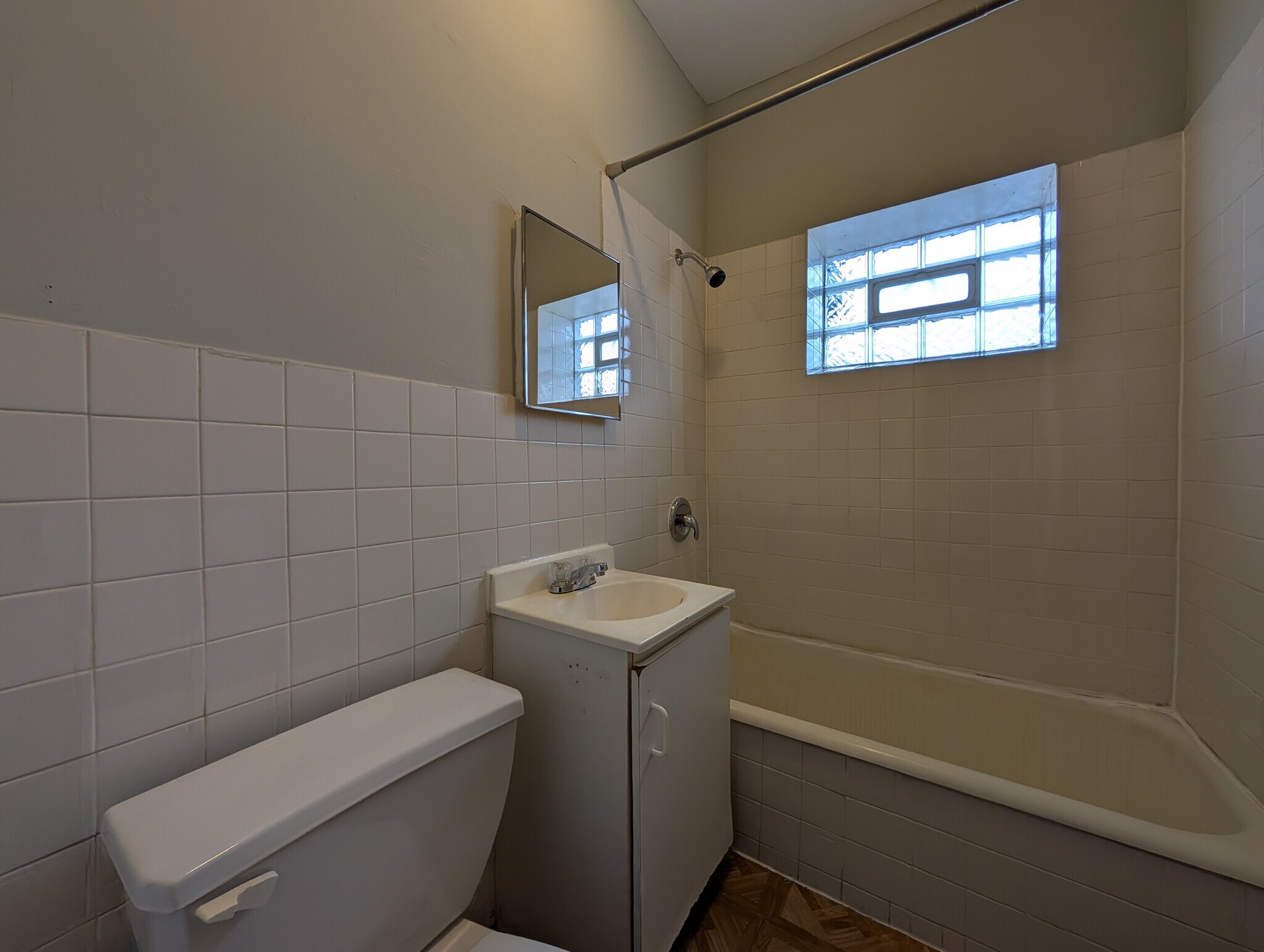 Building Photo - 2234 W Wilson Ave