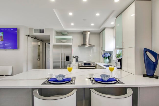 Building Photo - 100 Venetian Dr