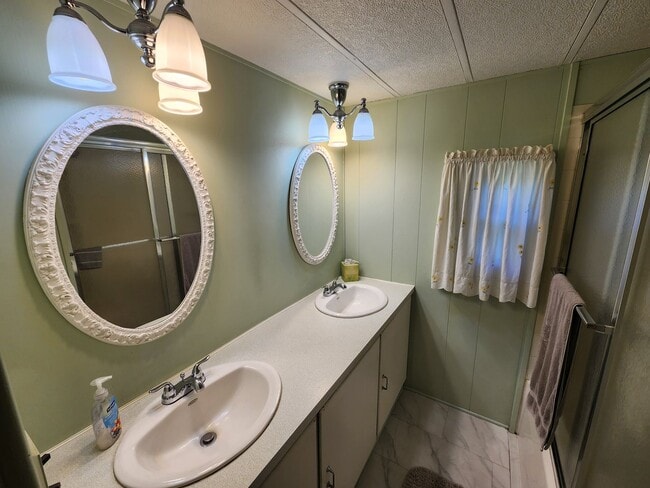 Building Photo - Partially Furnished Single Family Home!