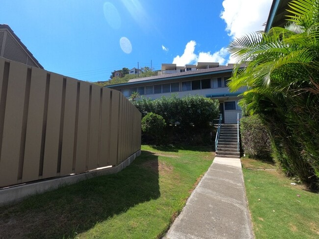 Building Photo - Fully Furnished Waialae Gardens 2 Bed/2 ba...