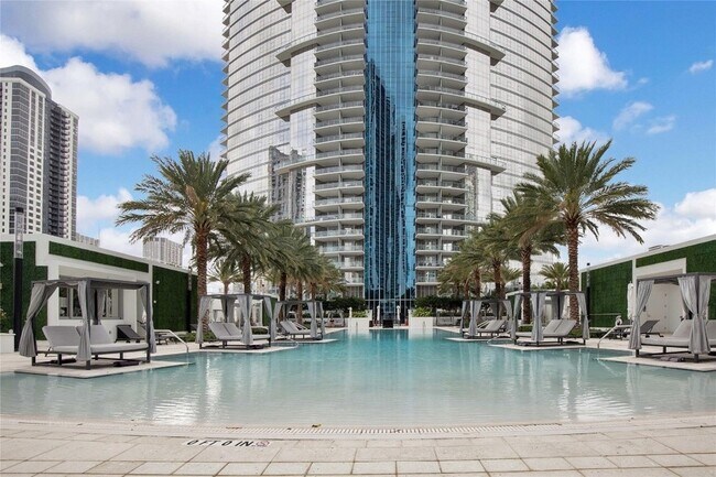 Building Photo - 851 NE 1st Ave