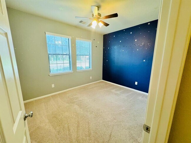 Building Photo - 5531 Drumlin Field Way