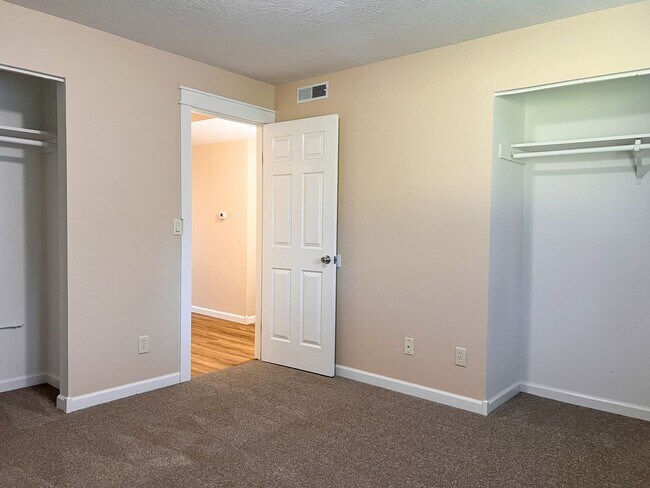 Building Photo - 2BD/1BA DUPLEX W/ GARAGE &YARD IN SALEM