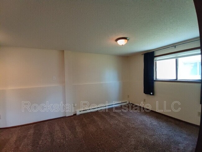 Building Photo - 537 E Garland Ave