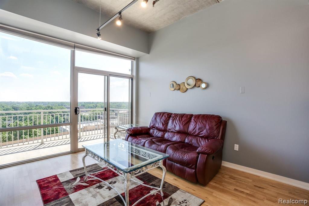 Building Photo - 350 N Main St