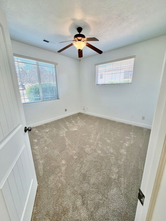 Building Photo - 988 E Silver Falls Dr