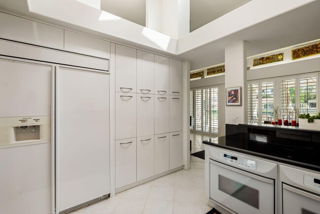 Building Photo - 75395 Riviera Dr