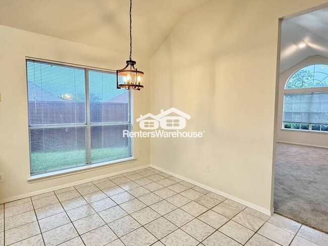 Building Photo - Ready for Move-In! Established neighborhoo...