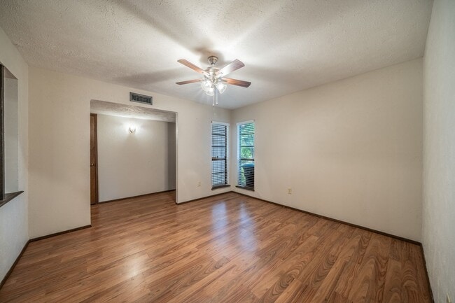 Building Photo - Move-In Ready 3-bed 2-bath!
