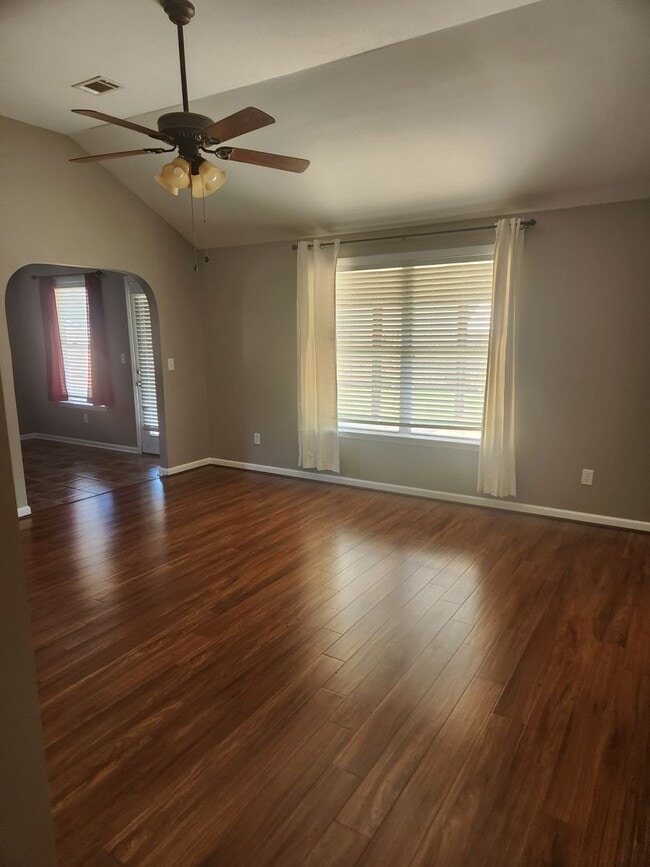 Building Photo - Cozy 3 Bed 2 Bath Home Available Now