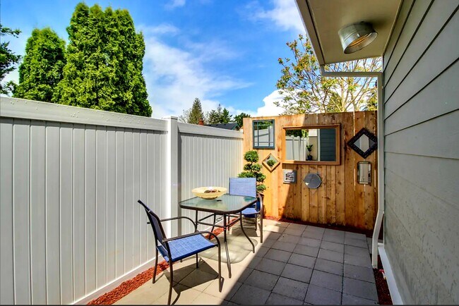 Building Photo - 6625 Amherst N St