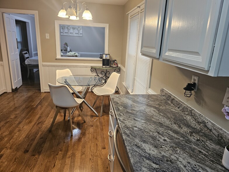 Eat in kitchen with all new appliances - 3506 Quail Hill Dr