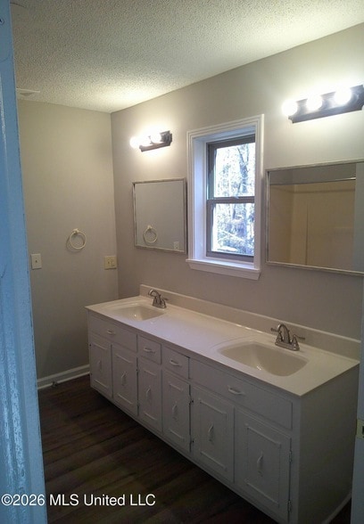 Building Photo - 779 Ridge Crest Dr