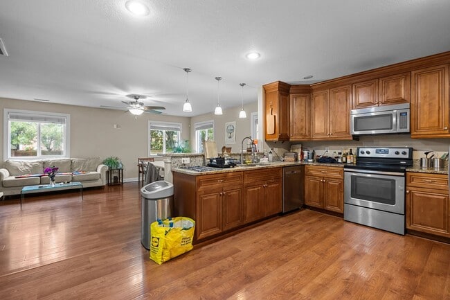 Building Photo - Beautifully Updated 4-Bedroom Home in Norf...