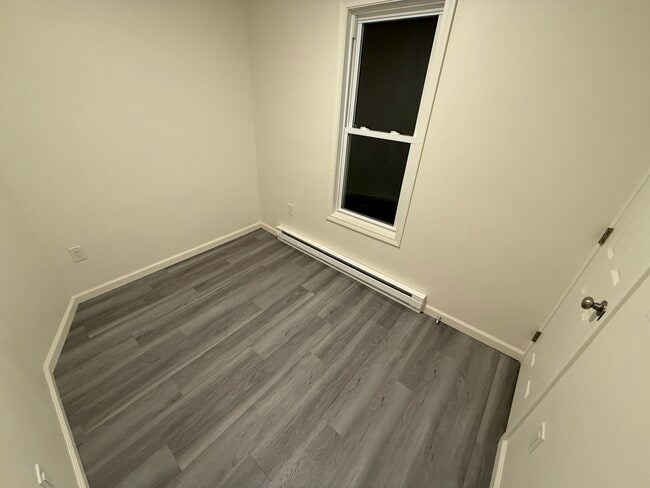 Building Photo - 423 Center St