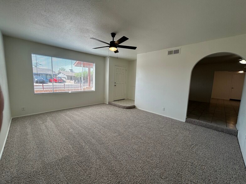 Building Photo - 7222 W Rose Ln