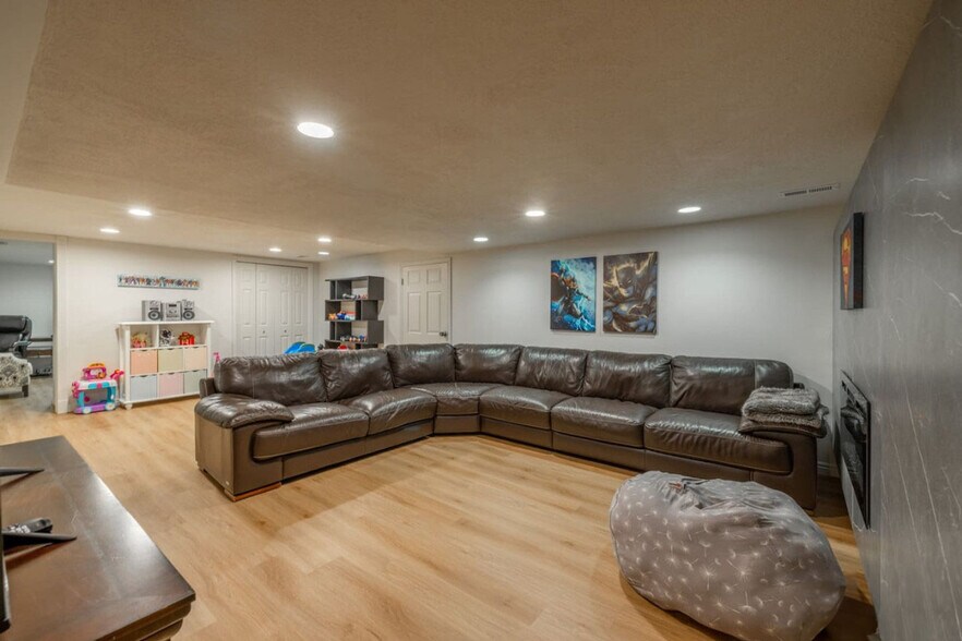 Building Photo - 9164 Coppercreek Cir