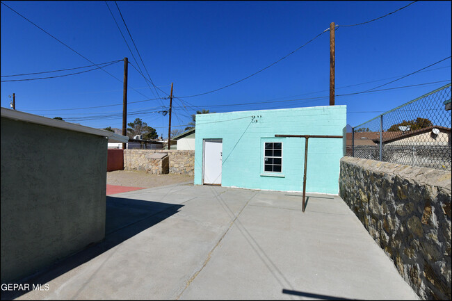 Building Photo - 4425 La Luz Ave