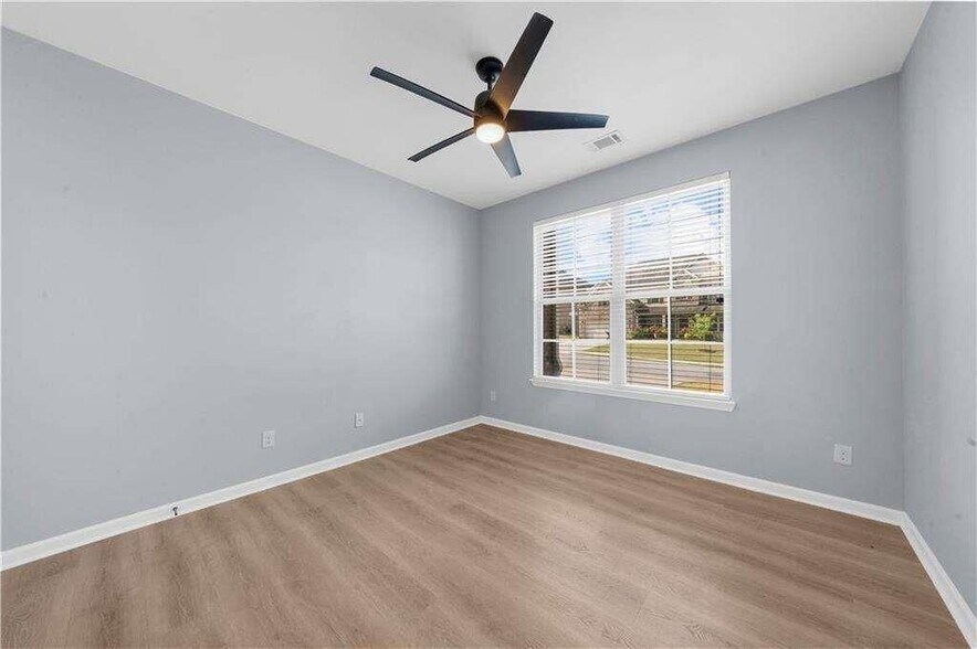 Building Photo - 5435 Mirror Lake Dr